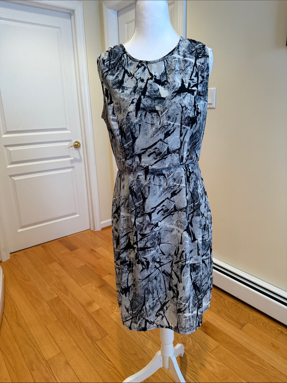 Japna Professional business DSleeveless Abstract Print Shift - Black & Gray